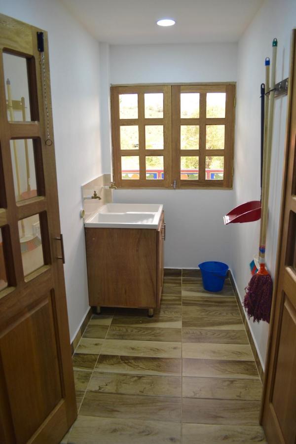 Roble Colonial