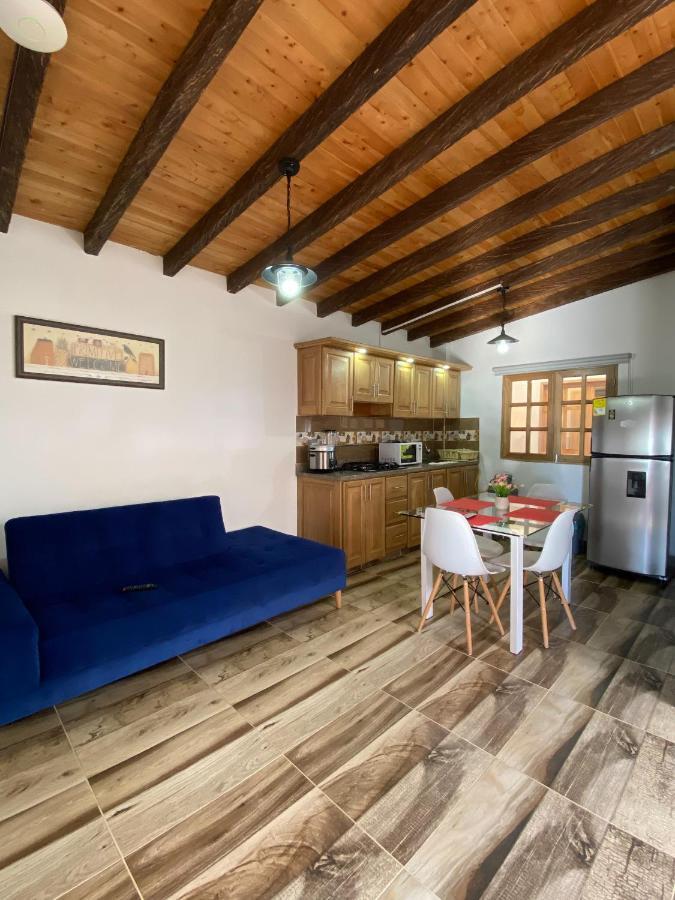 Roble Colonial